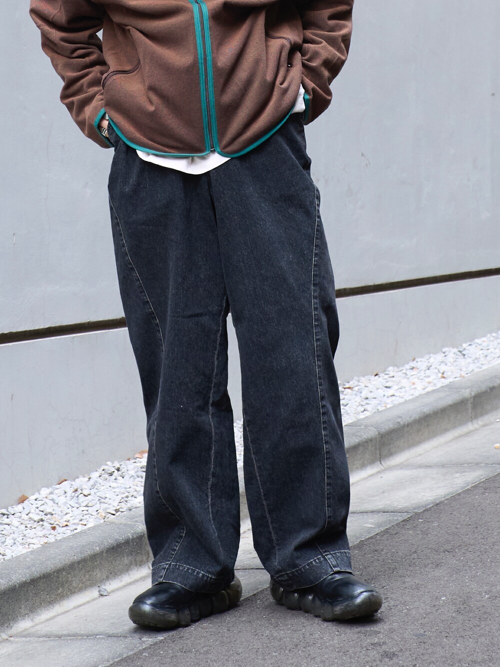 「お出かけコーデ、メンズファッション、休日スタイル、春、デニム、24ssトレンド」｜「JiedaのDRAPING DENIM PANTS（デニムパンツ、ブラック系）」を使った、yoshidaさん（メンズ・169cm）の冬コーディネートの8枚目の写真