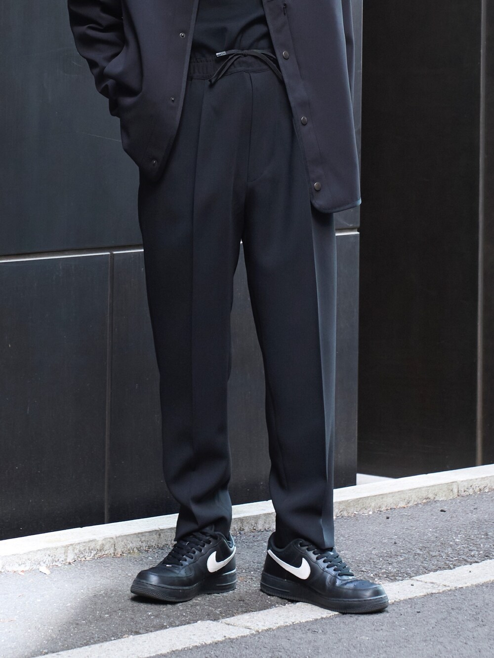 「休日スタイル、黒、おでかけコーデ、シンブルコーデ、オールブラック」｜「N.HOOLYWOODのSTUDIOUS別注 098 TAPERD PANTS（スラックス、ブラック系）」を使った、yoshidaさん（メンズ・169cm）の冬コーディネートの4枚目の写真