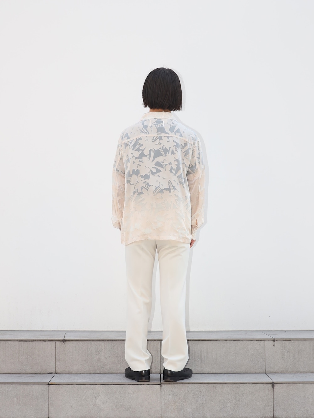 ベージュ系のシャツ/ブラウス、ベージュ系のスラックス、ゴールド系のネックレスを着用したメンズの冬コーディネートの4枚目の写真