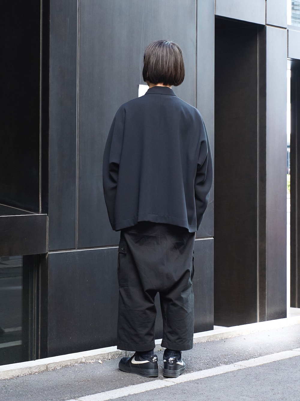「春服、似合うラボに行こう、スニーカー、モノトーン、ワイドパンツ、着回しコーデ、黒」｜「NEONSIGNのSarrouel Cargo Drill Slacks（カーゴパンツ、ブラック系）」を使った、yoshidaさん（メンズ・169cm）の冬コーディネートの3枚目の写真