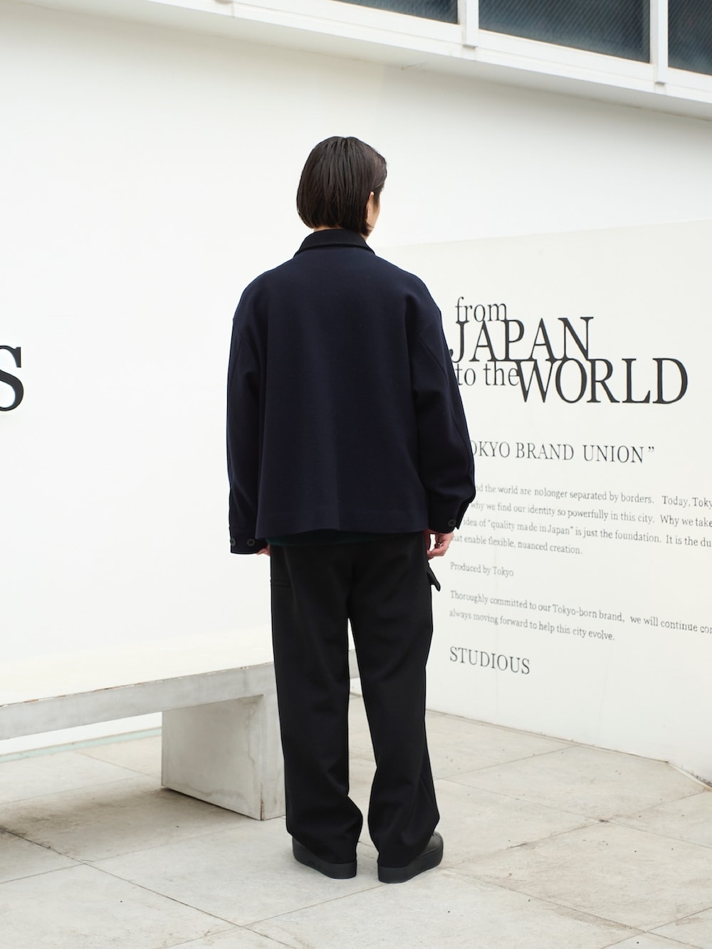 「新星WEARISTAにエントリー、カーゴパンツ、スラックス、大人カジュアル、シンプルコーデ、秋冬コーデ」｜「CULLNIのSTUDIOUS別注 WOOL SHORT BLOUSON（ブルゾン、ブルー系）」を使った、yoshidaさん（メンズ・169cm）の冬コーディネートの3枚目の写真