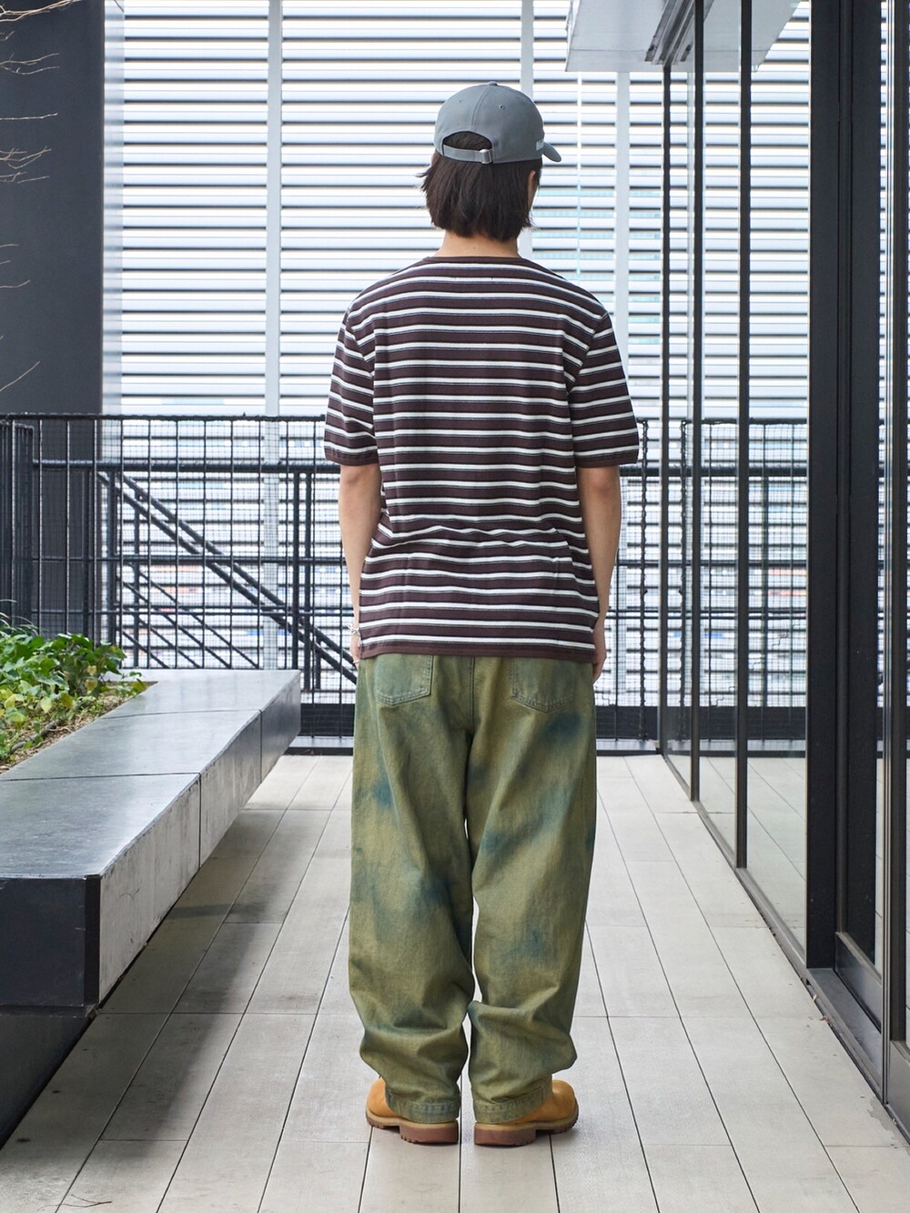 ブラウン系のTシャツ/カットソー、ブルー系のデニムパンツを着用したメンズの春コーディネートの3枚目の写真