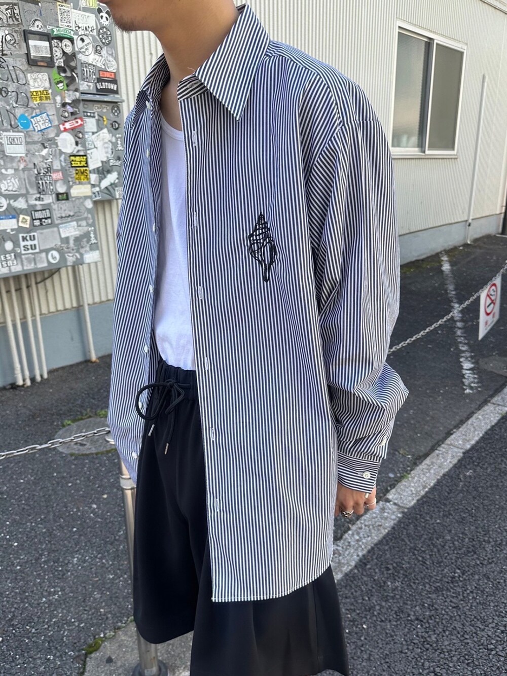 「シャツスタイル、今日のコーデ、モノトーンコーデ、夏コーデ」｜「ATTACHMENTのSTUDIOUS別注 EASY SHORTS（その他パンツ、ブラック系）」を使った、yoshidaさん（メンズ・169cm）の春コーディネートの5枚目の写真