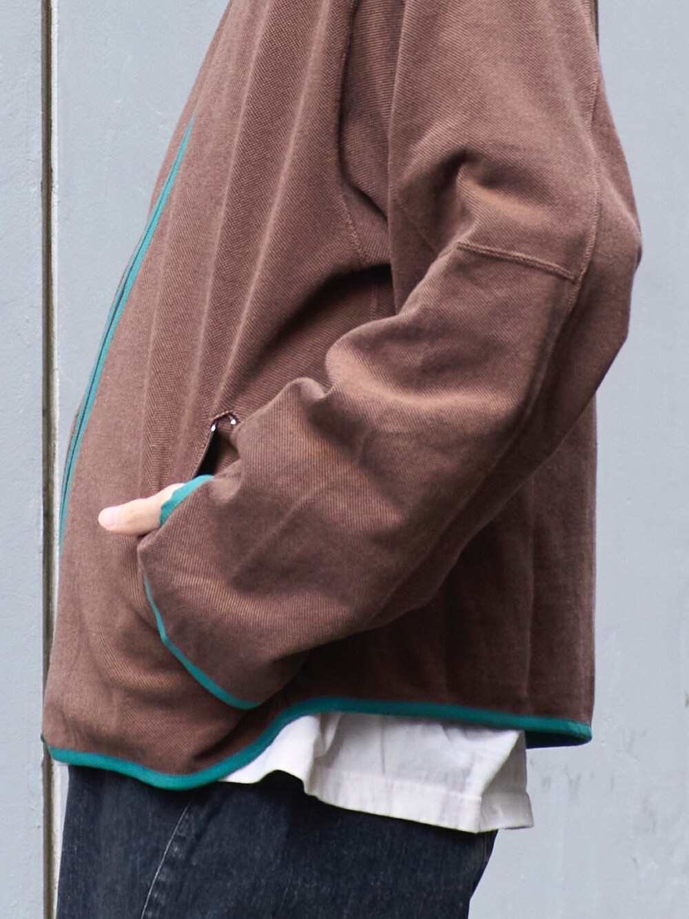 「お出かけコーデ、メンズファッション、休日スタイル、春、デニム、24ssトレンド」｜「JiedaのDRAPING DENIM PANTS（デニムパンツ、ブラック系）」を使った、yoshidaさん（メンズ・169cm）の冬コーディネートの7枚目の写真