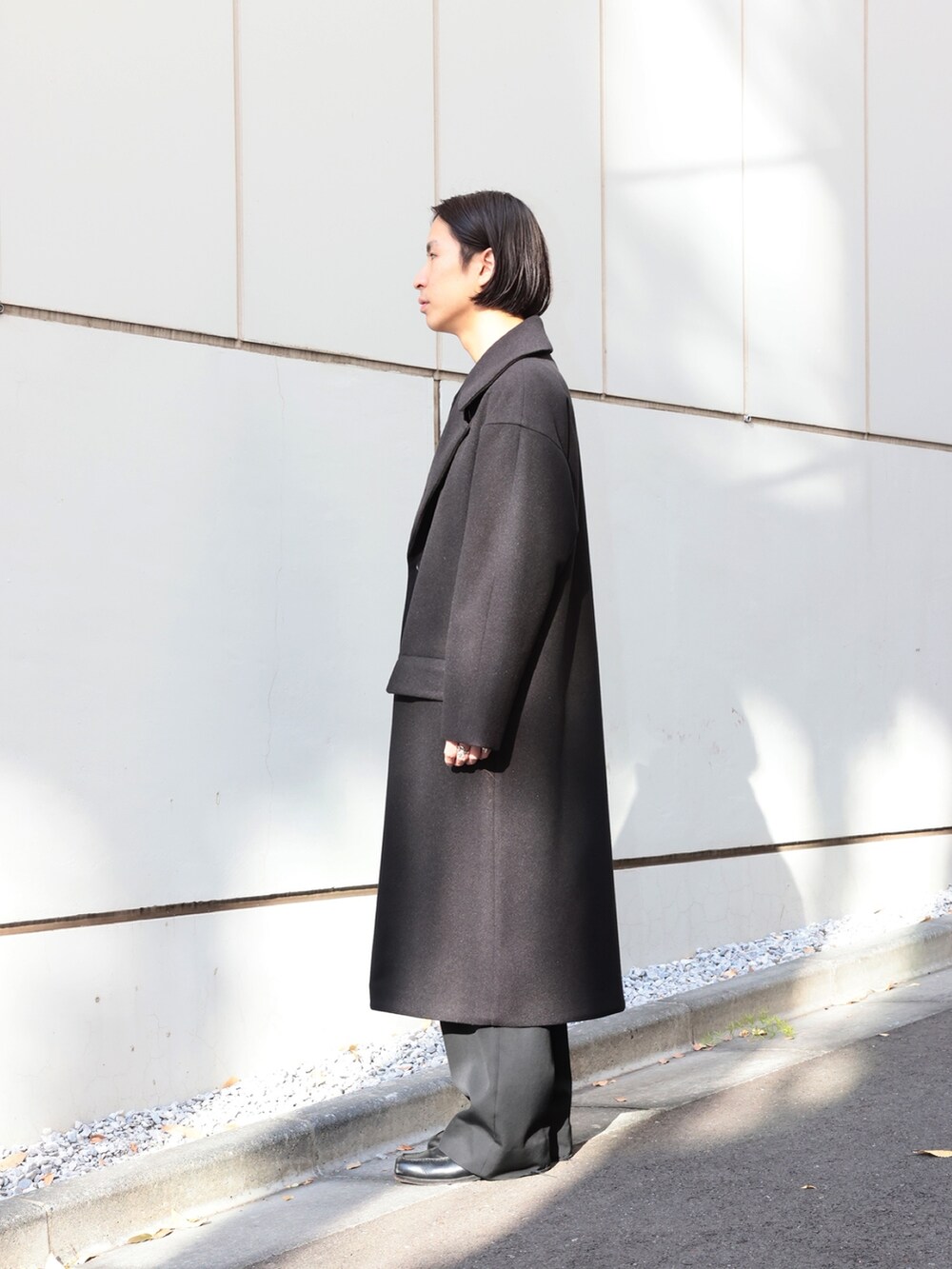 「新星WEARISTAにエントリー、スラックス、ブラック、大人カジュアル、冬、メンズコーデ、クリスマスに着たい服、秋冬コーデ、ワントーンコーデ」｜「STUDIOUSの【WEB限定】２WAY ダブルマキシチェスターコート（ステンカラーコート、ブラック系）」を使った、yoshidaさん（メンズ・169cm）の冬コーディネートの3枚目の写真