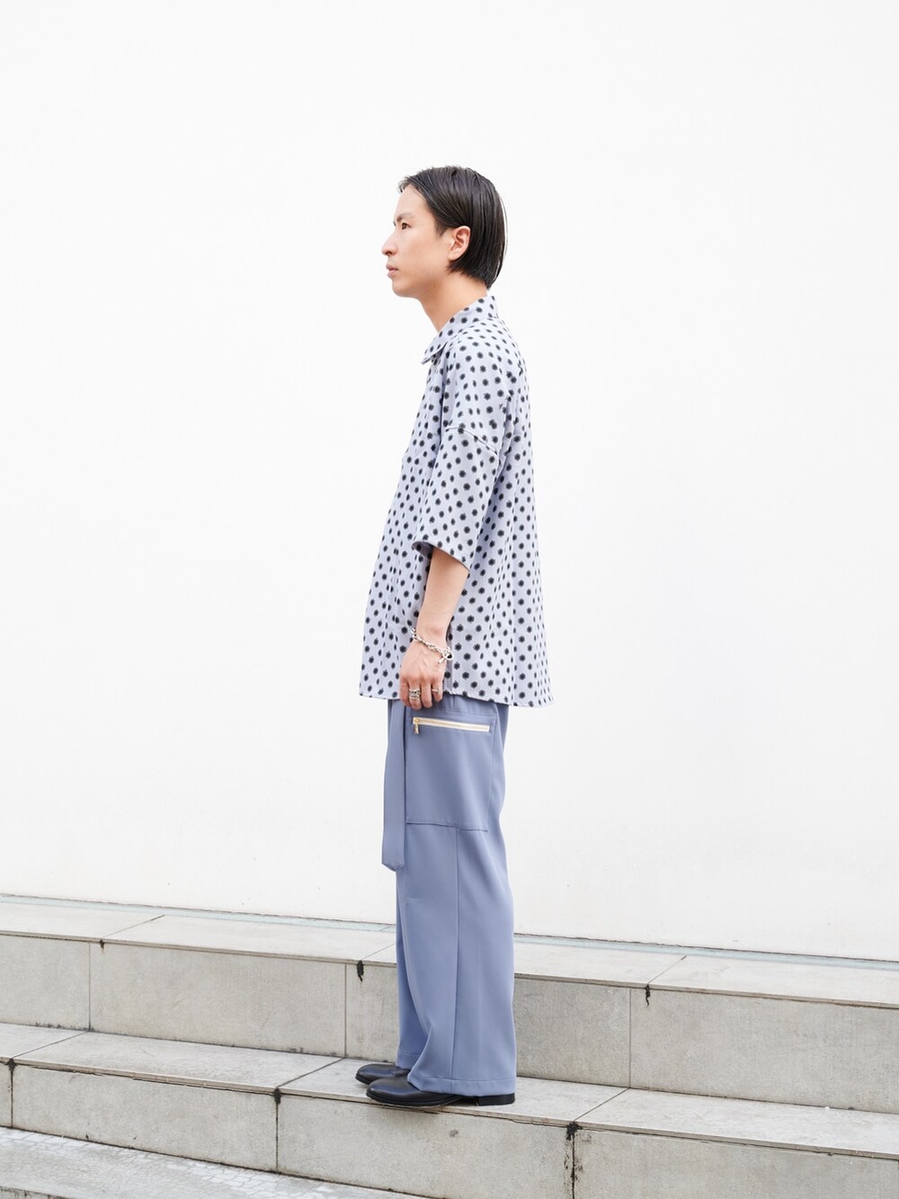 「アツいコーデ全部見せ、今日のコーデ、シンプルコーデ」｜「CULLNIのSTUDIOUS別注 CARGO PANTS（カーゴパンツ、グレー系）」を使った、yoshidaさん（メンズ・169cm）の夏コーディネートの2枚目の写真