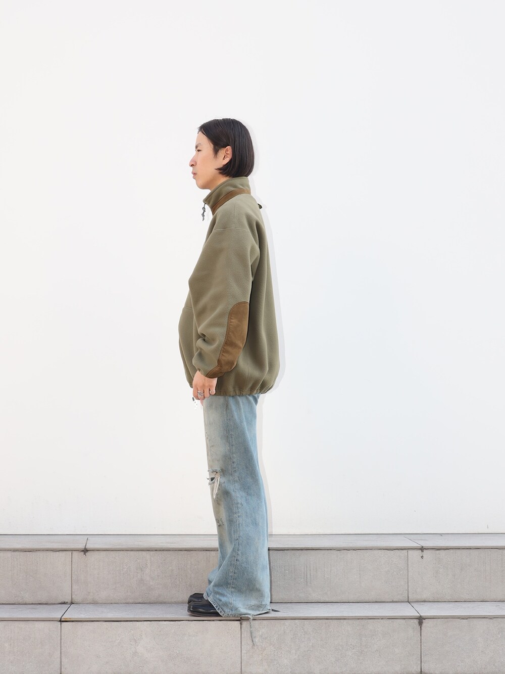 「おしゃ見えテクニック、大人カジュアル、メンズファッション、カジュアルコーデ、フレアパンツ、ミリタリー」｜「markaのFLEECE LINER JACKET（ブルゾン、グリーン系）」を使った、yoshidaさん（メンズ・169cm）の冬コーディネートの4枚目の写真