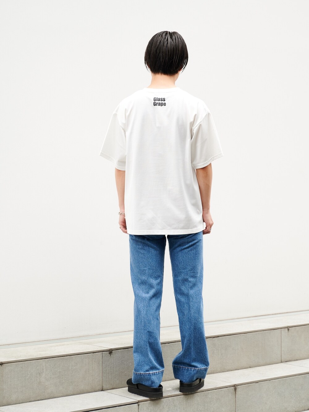 「みんなの白Tフェス、夏コーデ、カジュアルコーデ」｜「STUDIOUSのGlass GrapeグラフィックTEE（Tシャツ/カットソー、ホワイト系）」を使った、yoshidaさん（メンズ・169cm）の夏コーディネートの3枚目の写真