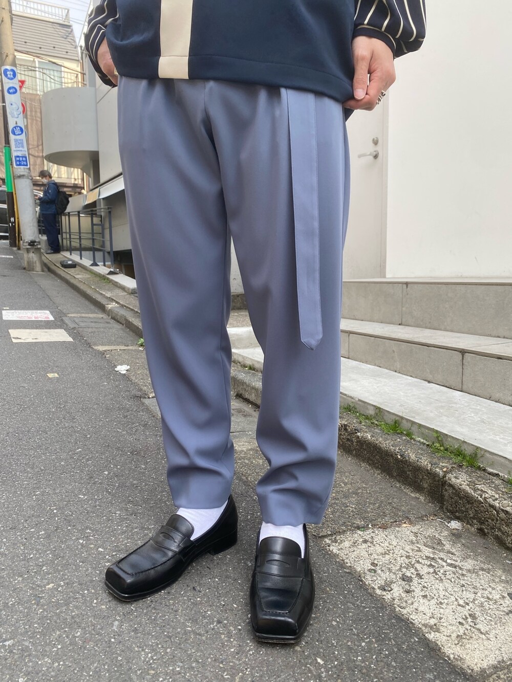 「オトナカジュアル、メンズコーデ」｜「CULLNIのSTUDIOUS別注 切り替えPULLOVER（スウェット、ブルー系）」を使った、yoshidaさん（メンズ・169cm）の春コーディネートの5枚目の写真