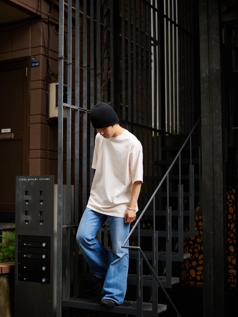 「大人カジュアル、オーバーサイズ、シンプルスタイル、夏服」｜「JiedaのOVERDYE EMBROIDERY S/S TEE（Tシャツ/カットソー、ベージュ系）」を使った、yoshidaさん（メンズ・169cm）の春コーディネートの2枚目の写真