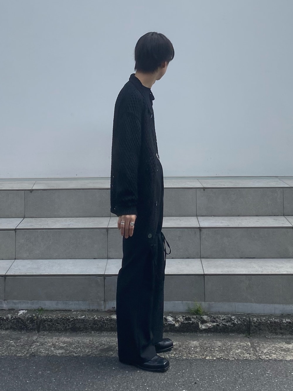 「メンズファッション、ビッグシルエット、オールブラック、スラックス」｜「LiNoHのCROCHET MESH KNIT CARDIGAN/クロシェメッシュポロニットカーディガン（カーディガン/ボレロ、ブラック系）」を使った、yoshidaさん（メンズ・169cm）の春コーディネートの2枚目の写真