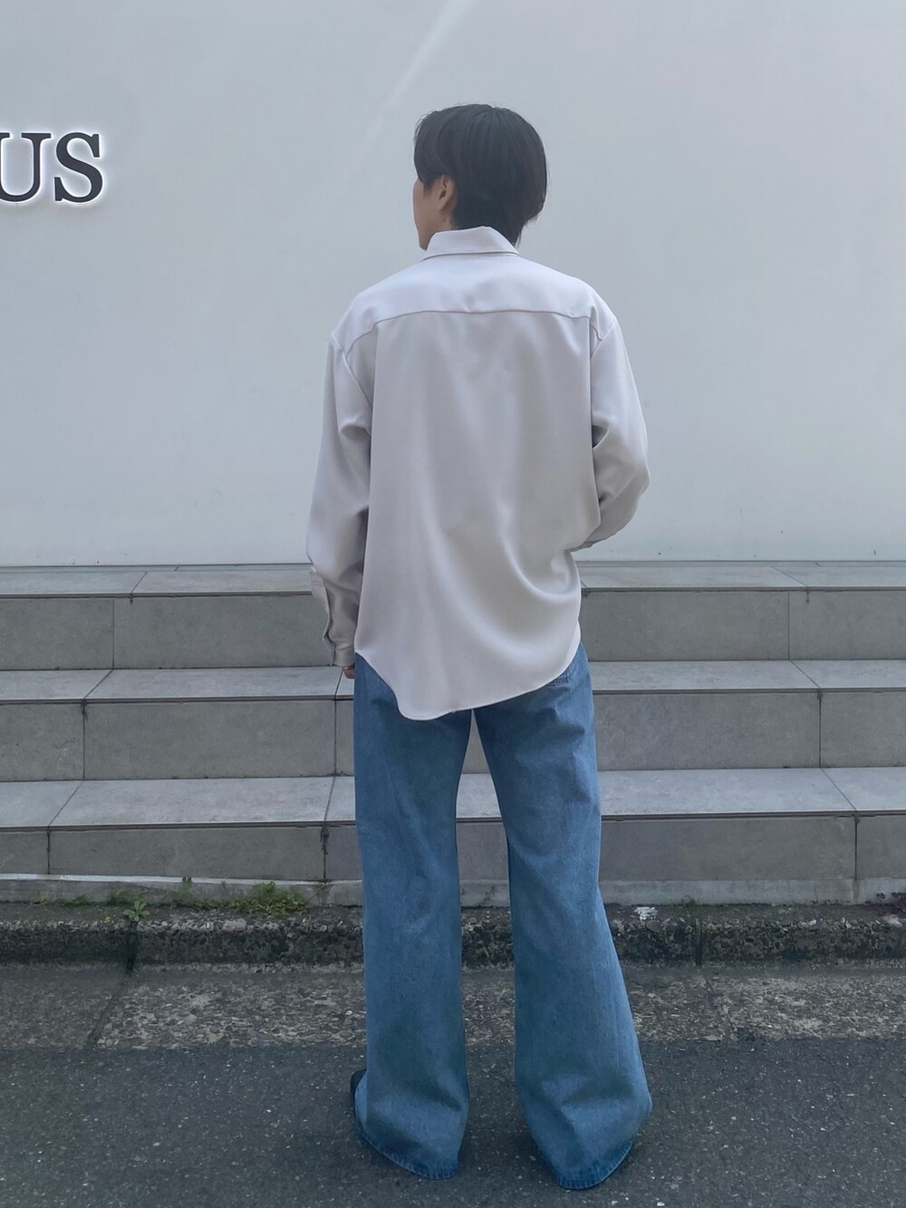 「春コーデ、きれいめカジュアル、ビッグシルエット、シャツコーデ、デニム、シャツスタイル」｜「LiNoHのDOUBLE LAYRED LS SHIRT/ダブルレイヤードレギュラーカラーシャツ（シャツ/ブラウス、ホワイト系）」を使った、yoshidaさん（メンズ・169cm）の春コーディネートの3枚目の写真