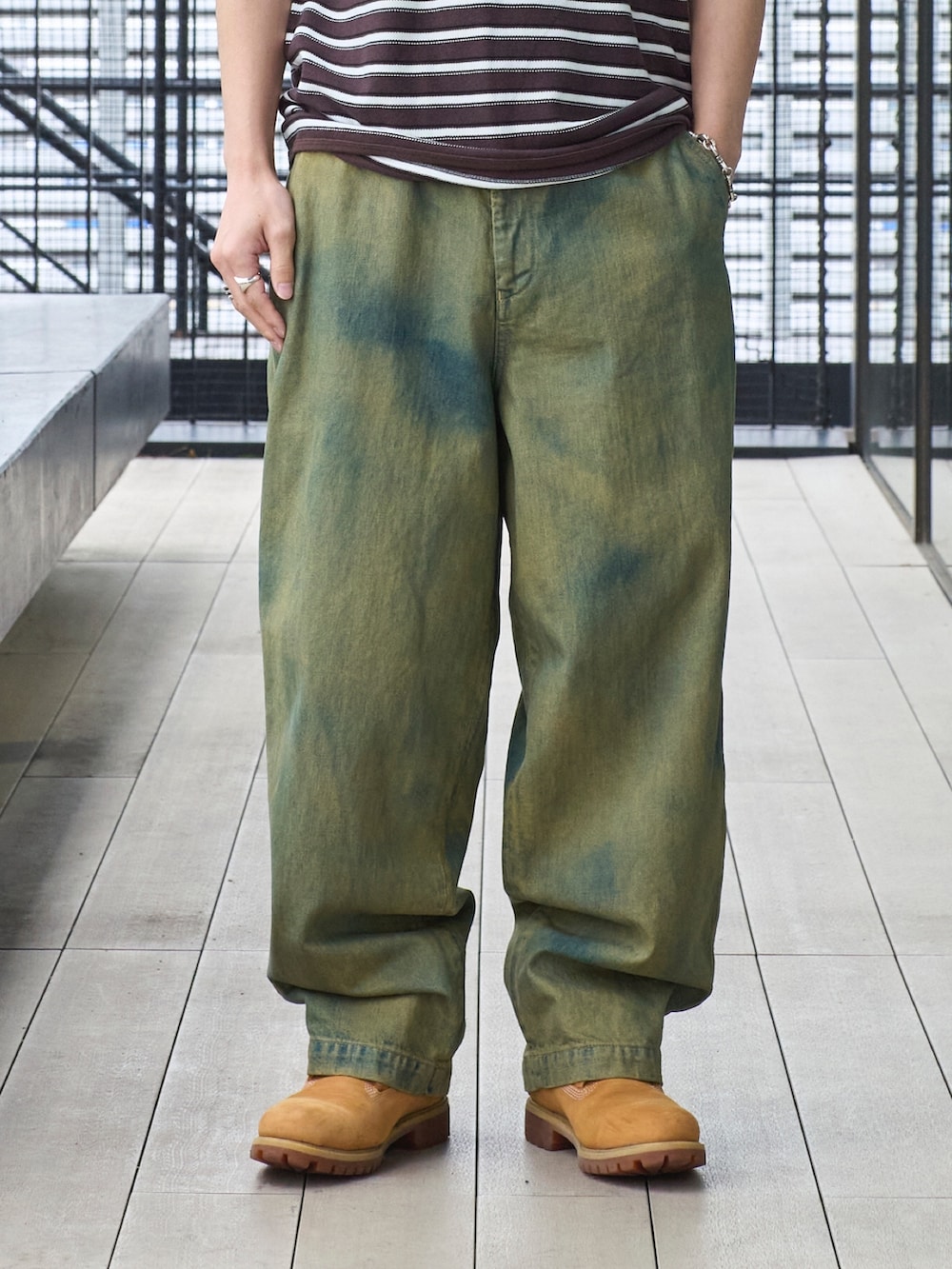 ブラウン系のTシャツ/カットソー、ブルー系のデニムパンツを着用したメンズの春コーディネートの4枚目の写真