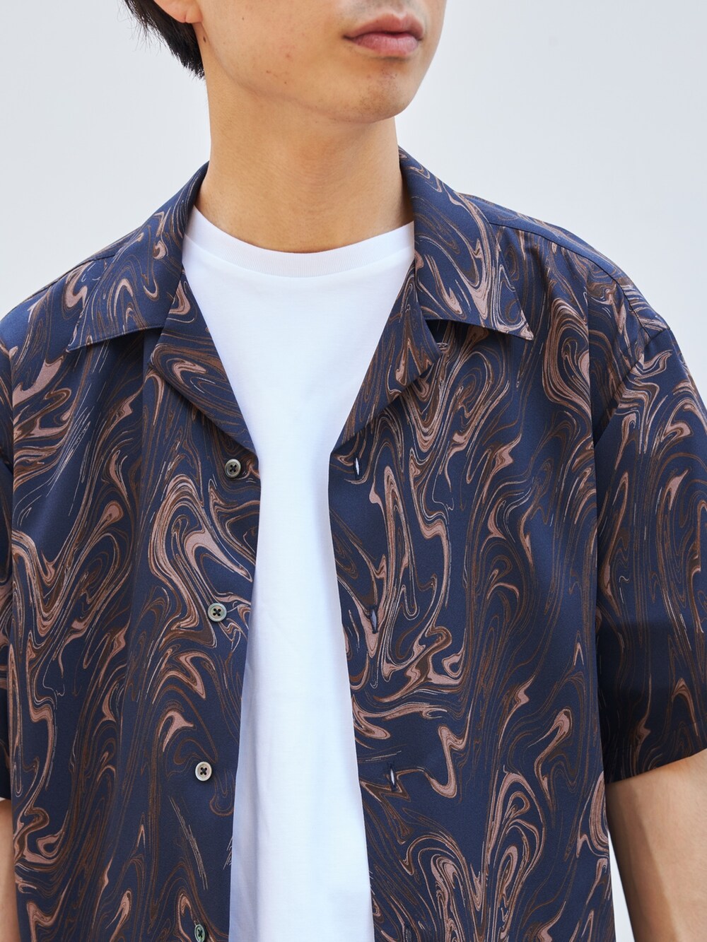 ブルー系のシャツ/ブラウス、グレー系のスラックスを着用したメンズの夏コーディネートの4枚目の写真