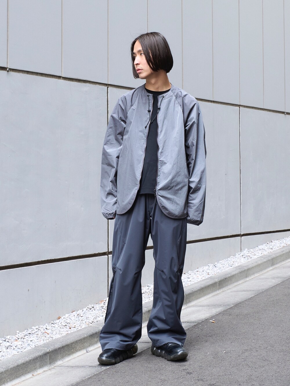 グレー系のブルゾンを着用したメンズの冬コーディネートの2枚目の写真