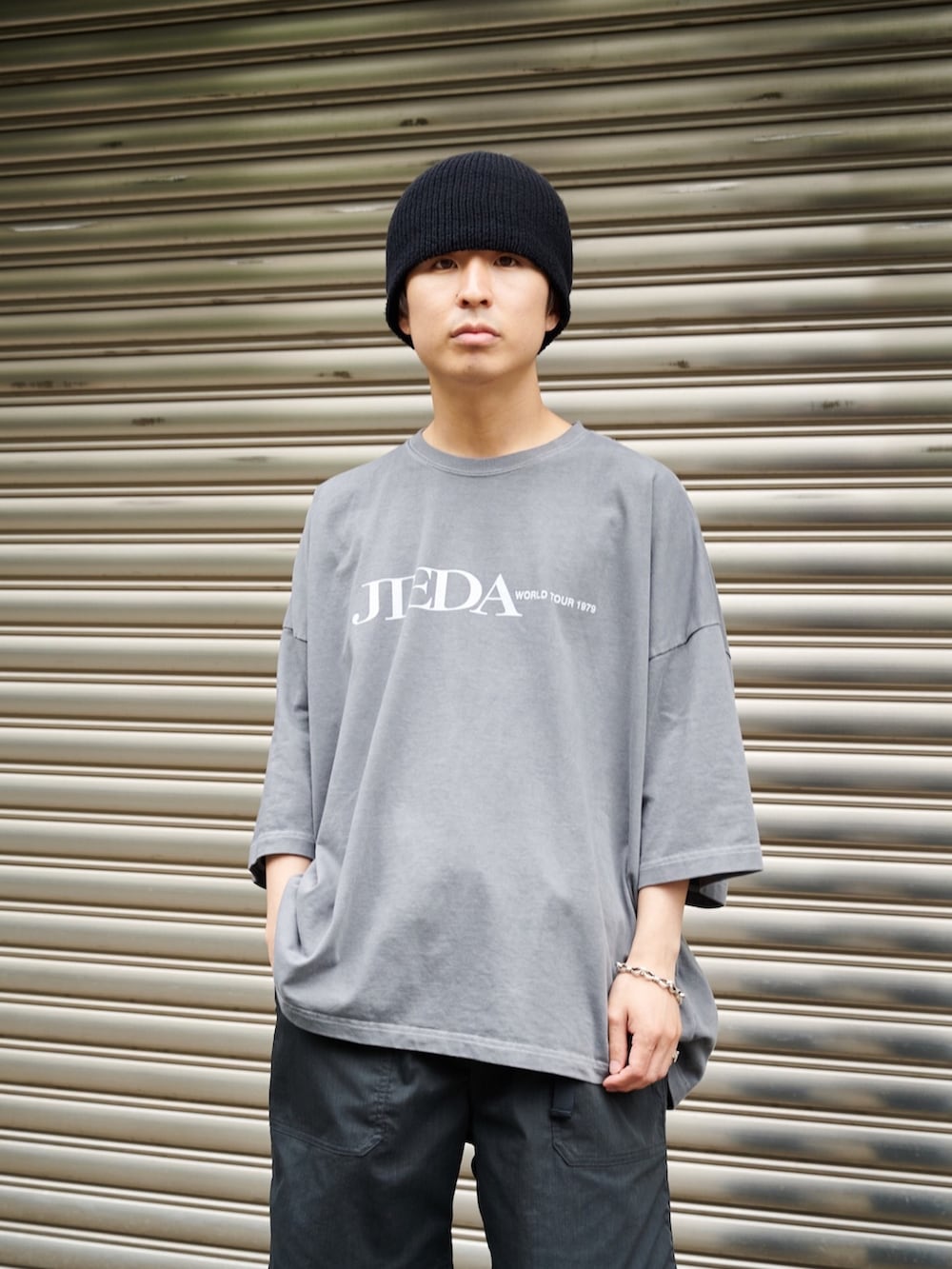 「ビッグシルエット、春夏コーデ、着回しコーデ、ラフコーデ、カジュアル」｜「JiedaのSTUDIOUS別注 TOUR TEE（Tシャツ/カットソー、ブラック系）」を使った、yoshidaさん（メンズ・169cm）の春コーディネートの4枚目の写真