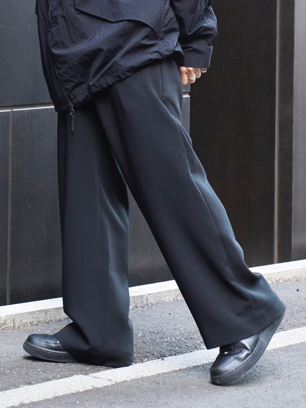 「休日スタイル、きれいめカジュアル、ワイドパンツ、黒」｜「N.HOOLYWOODのSTUDIOUS別注 098 WIDE PANTS（スラックス、ブラック系）」を使った、yoshidaさん（メンズ・169cm）の冬コーディネートの7枚目の写真