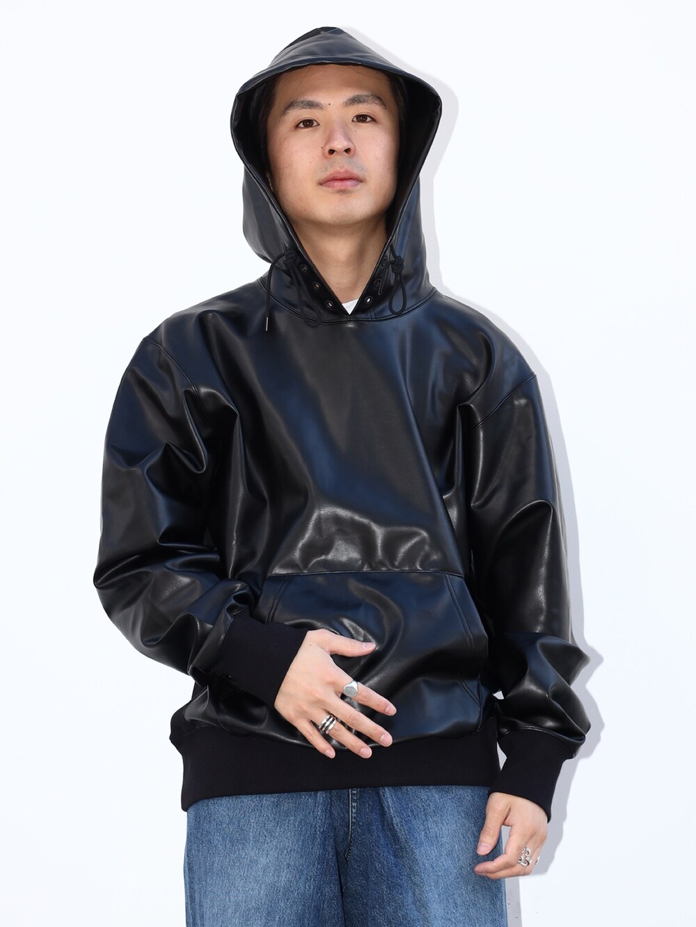 「シンプル、ブラック、ワイドデニム、カジュアルコーデ、24ssトレンド」｜「JOHN LAWRENCE SULLIVANのWASHED DENIM WIDE PANTS（デニムパンツ、ブルー系）」を使った、yoshidaさん（メンズ・169cm）の冬コーディネートの6枚目の写真