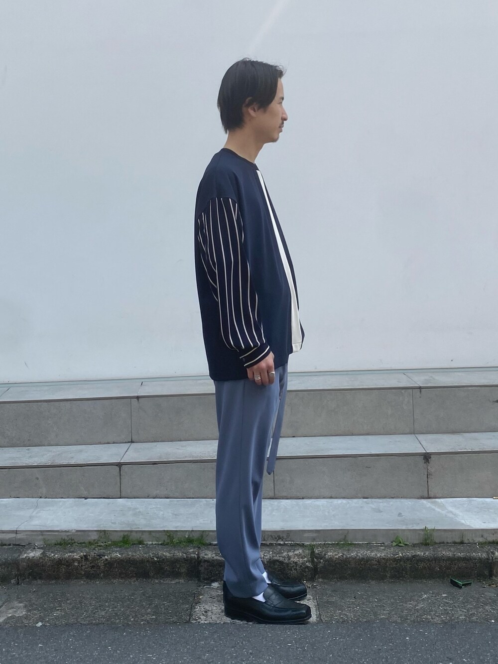 「オトナカジュアル、メンズコーデ」｜「CULLNIのSTUDIOUS別注 切り替えPULLOVER（スウェット、ブルー系）」を使った、yoshidaさん（メンズ・169cm）の春コーディネートの2枚目の写真