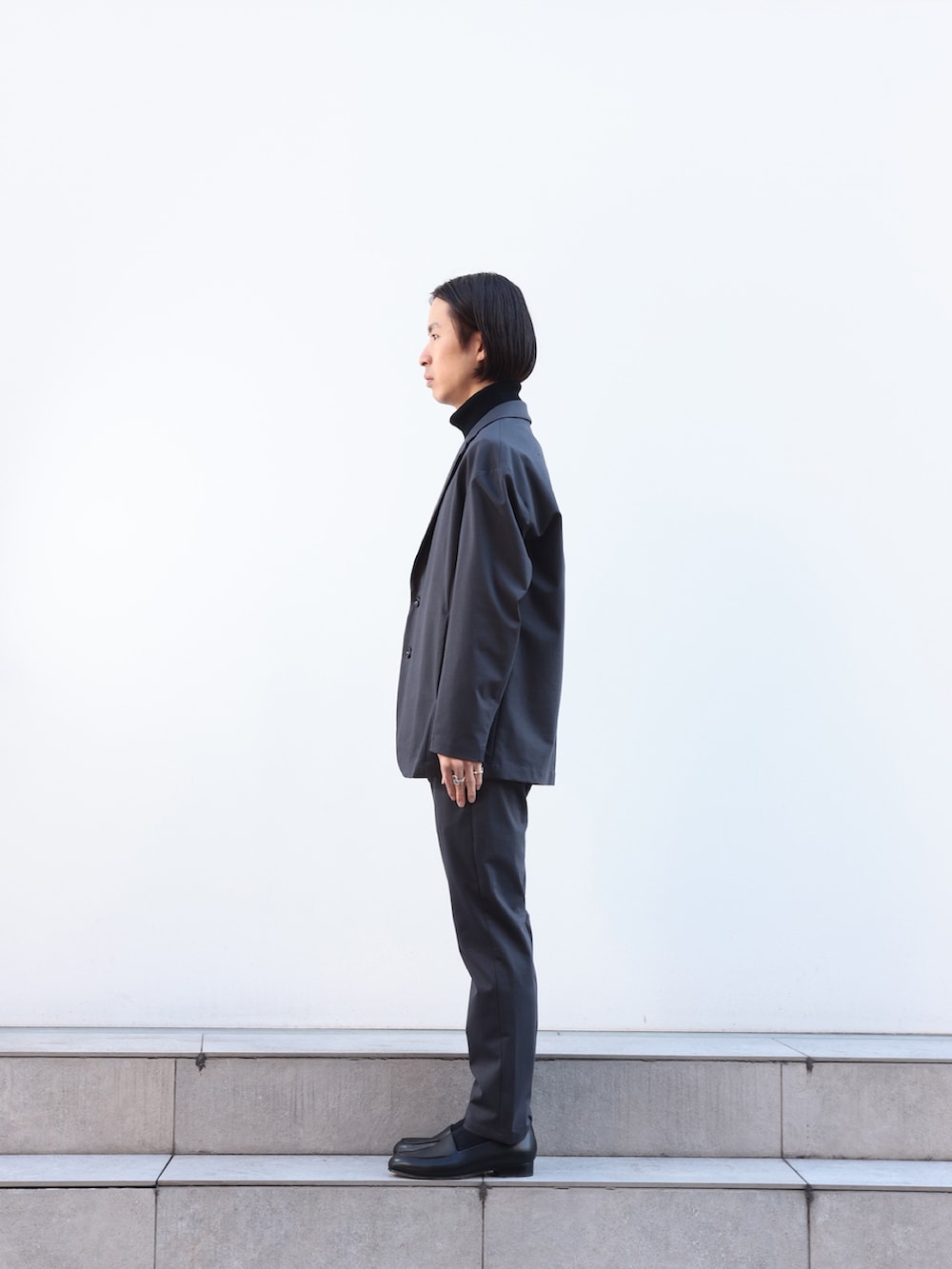 「新星WEARISTAにエントリー、今日のコーデ、大人コーデ」｜「ATTACHMENTのSTUDIOUS別注 SLIM SLACKS（スラックス、グレー系）」を使った、yoshidaさん（メンズ・169cm）の冬コーディネートの3枚目の写真