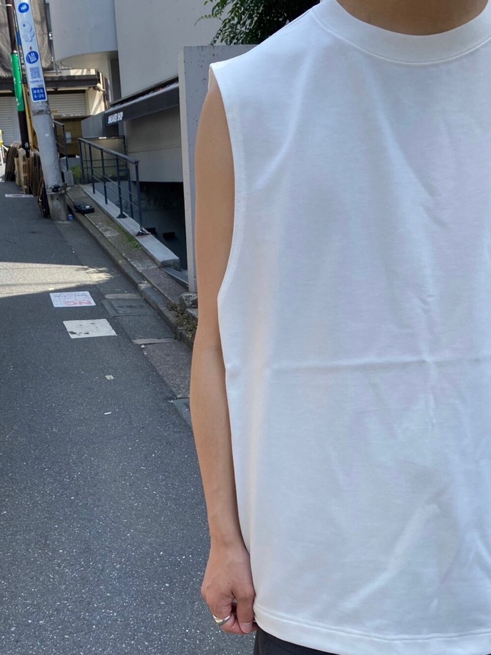 ホワイト系のTシャツ/カットソーを着用したメンズの春コーディネートの4枚目の写真