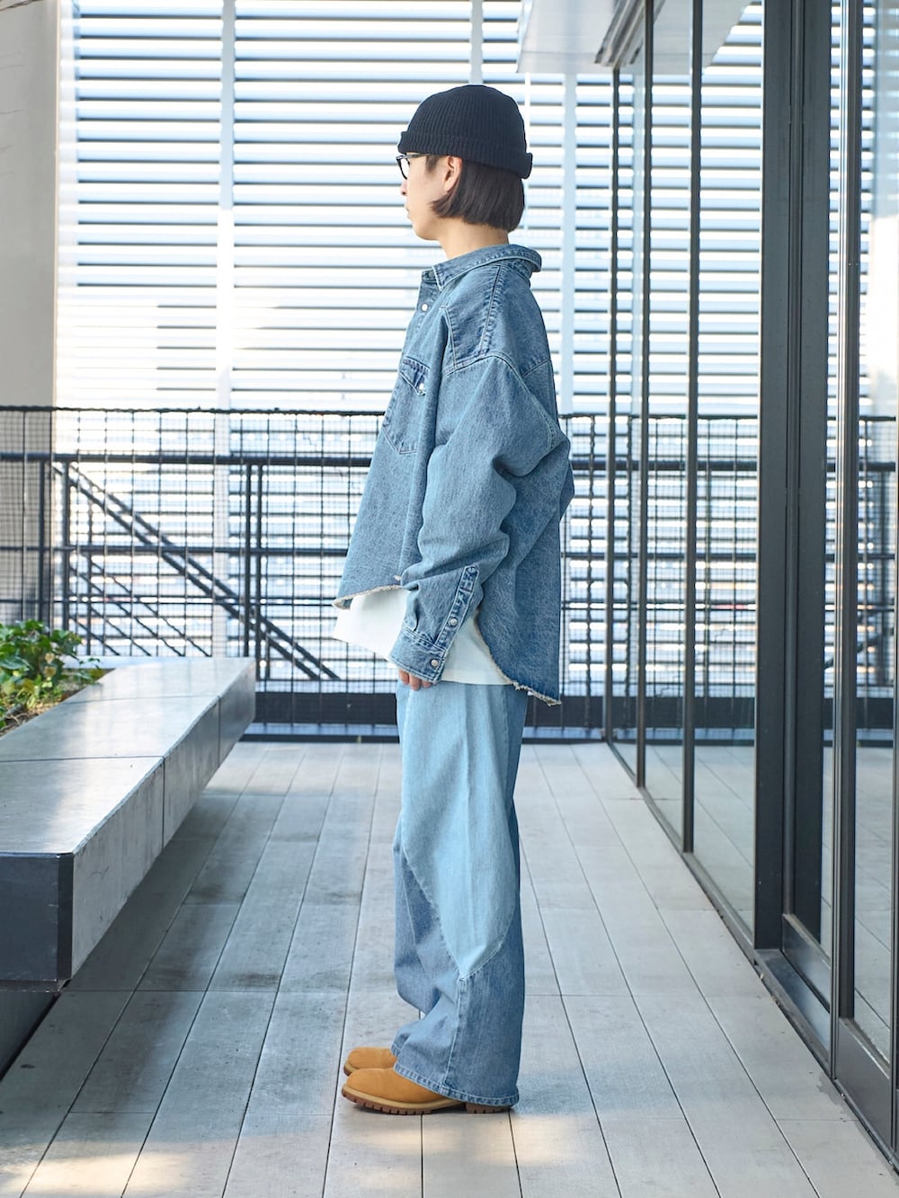 「春のおしゃ見えテクニック、デートコーデ、春コーデ、ストリート、休日スタイル、ワイドパンツ、お出かけコーデ、淡色コーデ、ブルー」｜「JiedaのSTUDIOUS別注 NEW SWITHING DENIM（デニムパンツ、ブルー系）」を使った、yoshidaさん（メンズ・169cm）の春コーディネートの2枚目の写真