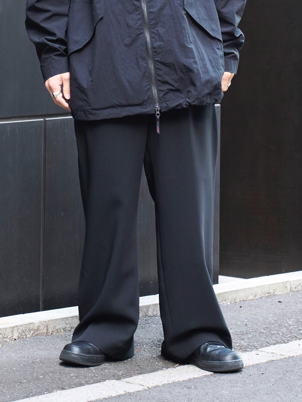 「休日スタイル、きれいめカジュアル、ワイドパンツ、黒」｜「N.HOOLYWOODのSTUDIOUS別注 098 WIDE PANTS（スラックス、ブラック系）」を使った、yoshidaさん（メンズ・169cm）の冬コーディネートの6枚目の写真
