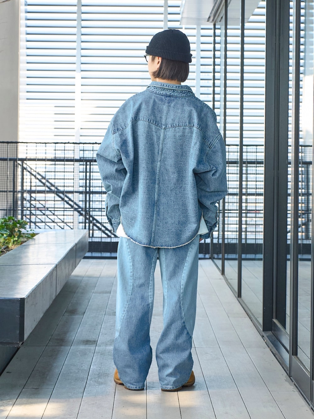 「春のおしゃ見えテクニック、デートコーデ、春コーデ、ストリート、休日スタイル、ワイドパンツ、お出かけコーデ、淡色コーデ、ブルー」｜「JiedaのSTUDIOUS別注 NEW SWITHING DENIM（デニムパンツ、ブルー系）」を使った、yoshidaさん（メンズ・169cm）の春コーディネートの3枚目の写真