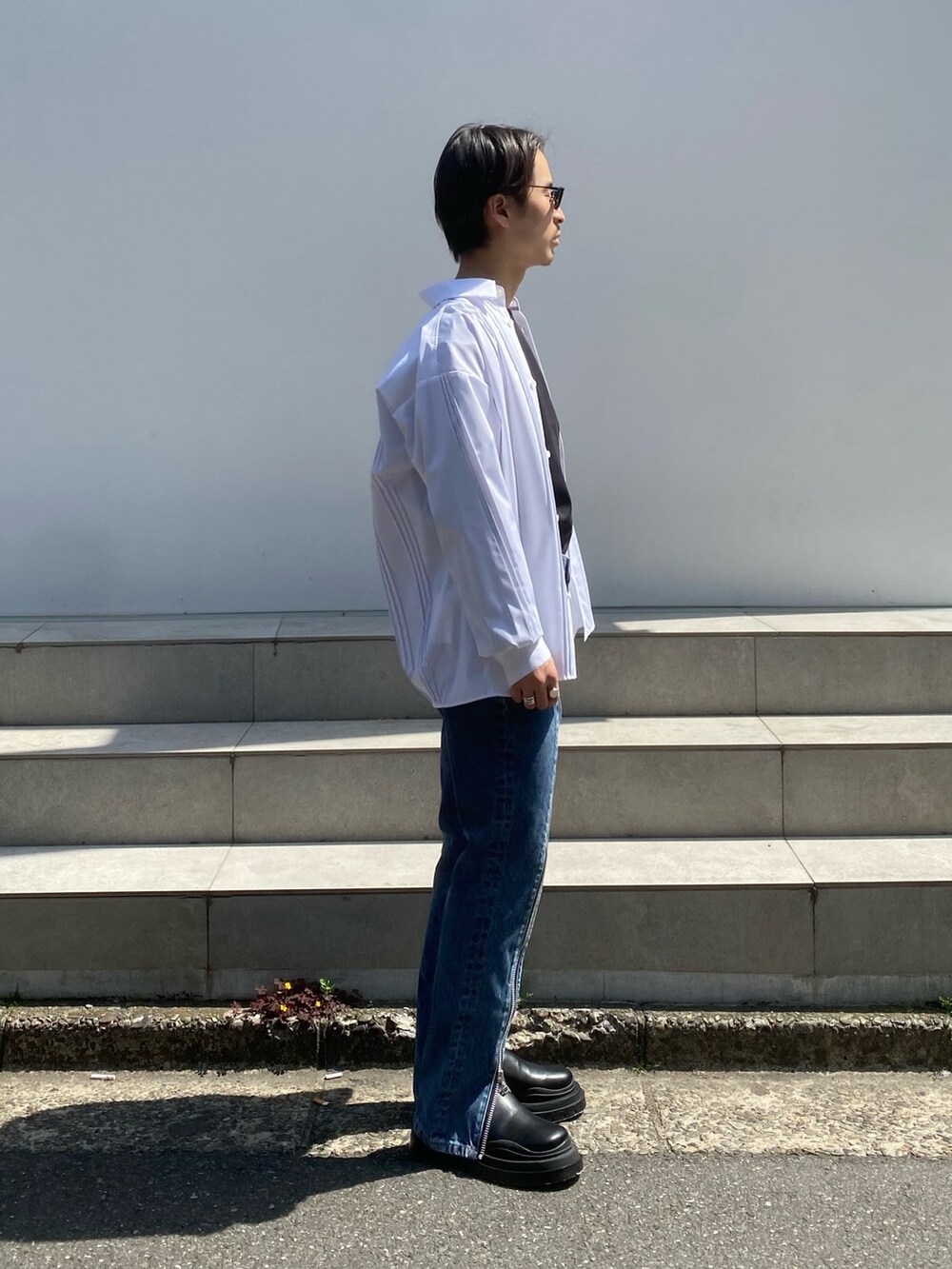 「メンズコーデ」｜「STUDIOUSのADAPT LONG SLEEVE TEE / アダプトロングスリーブTEE /あらゆるシーンにフィットする"無地長袖Tシャツ”（Tシャツ/カットソー、ブラック系）」を使った、yoshidaさん（メンズ・169cm）の春コーディネートの2枚目の写真