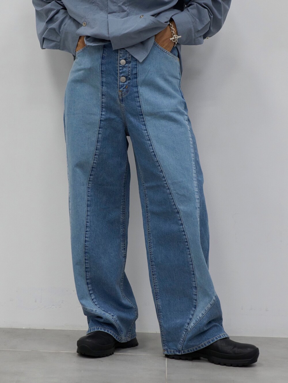 「淡色コーデ、きれいめカジュアル、シンプルスタイル、初秋コーデ、お洒落さんとつながりたい」｜「JiedaのSWITCHING OVER DENIM（デニムパンツ、ブルー系）」を使った、yoshidaさん（メンズ・169cm）の秋コーディネートの2枚目の写真