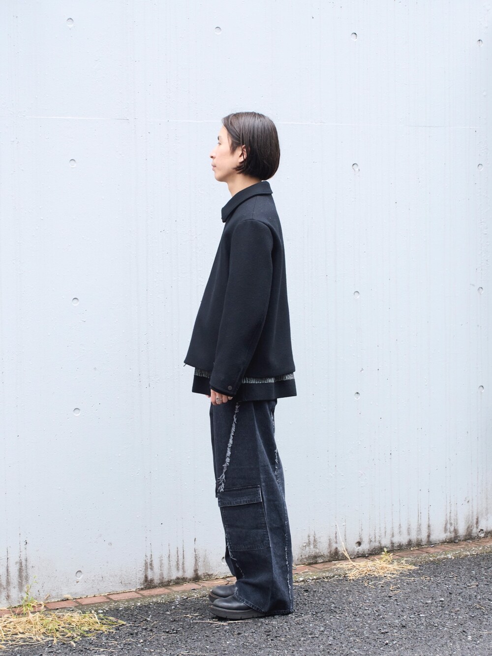 ブラック系のブルゾンを着用したメンズの冬コーディネートの3枚目の写真