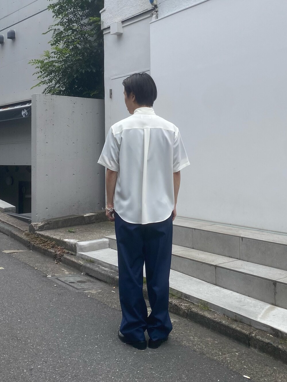 ホワイト系のシャツ/ブラウスを着用したメンズの春コーディネートの3枚目の写真