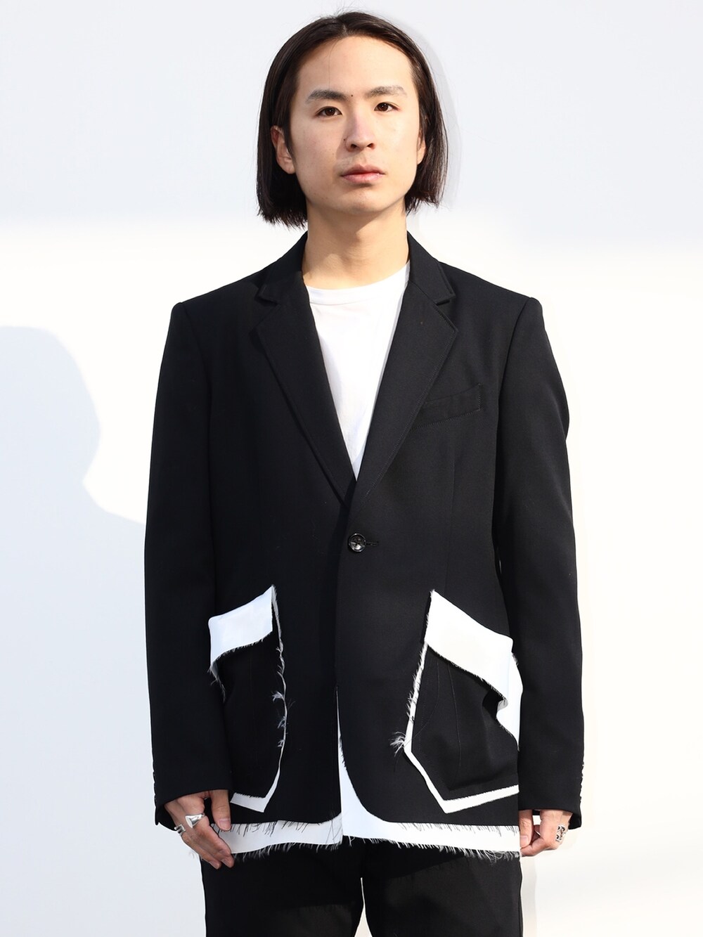 「レイヤードスタイル、スラックス、メンズファッション、ブラック、キレイめ、メンズコーデ」｜「sulvamの【sulvam/サルバム】Classic short jacket（テーラードジャケット、ブラック系）」を使った、yoshidaさん（メンズ・169cm）の冬コーディネートの5枚目の写真