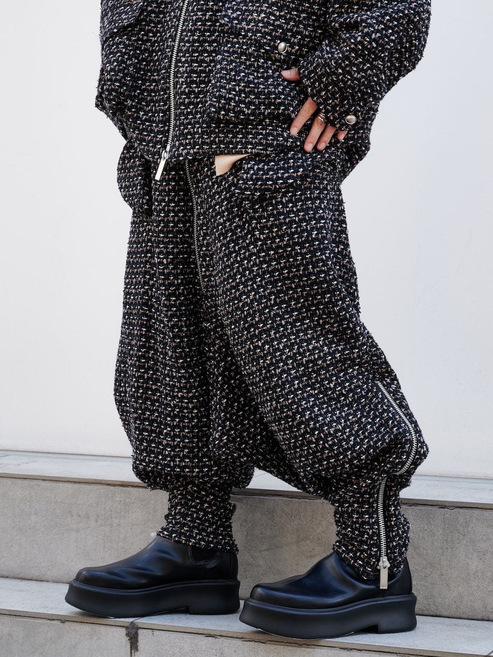 「アツいコーデ全部見せ、お洒落さんとつながりたい」｜「sulvamの【sulvam/サルバム】FANCY TWEED OVER BLOUSON（ブルゾン、ブラック系）」を使った、yoshidaさん（メンズ・169cm）の夏コーディネートの6枚目の写真
