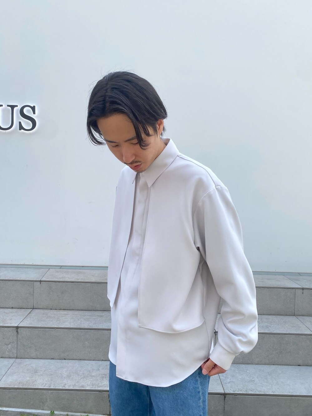 「春コーデ、きれいめカジュアル、ビッグシルエット、シャツコーデ、デニム、シャツスタイル」｜「LiNoHのDOUBLE LAYRED LS SHIRT/ダブルレイヤードレギュラーカラーシャツ（シャツ/ブラウス、ホワイト系）」を使った、yoshidaさん（メンズ・169cm）の春コーディネートの4枚目の写真