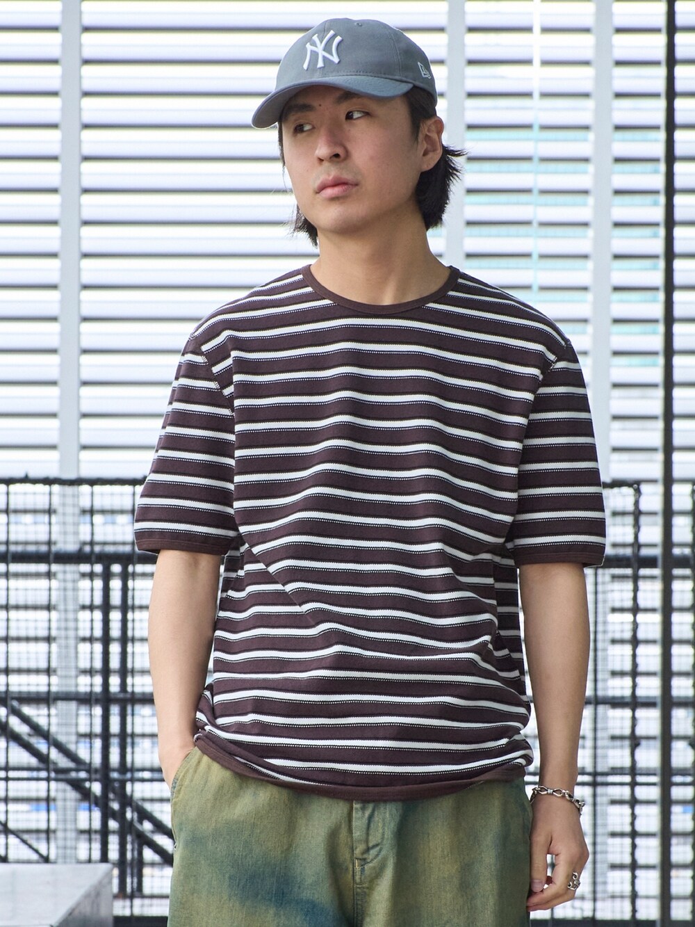 ブラウン系のTシャツ/カットソー、ブルー系のデニムパンツを着用したメンズの春コーディネートの6枚目の写真