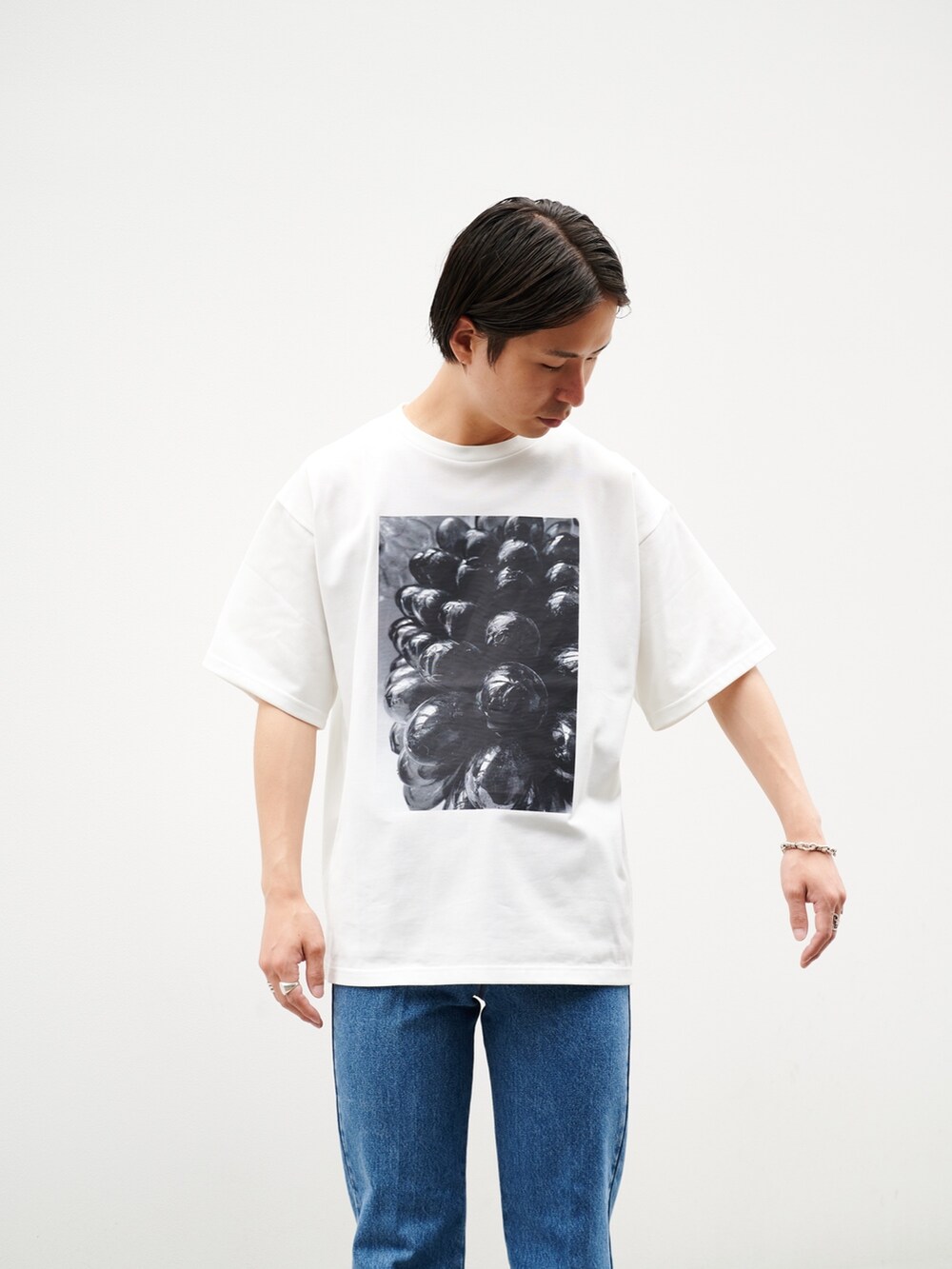 「みんなの白Tフェス、夏コーデ、カジュアルコーデ」｜「STUDIOUSのGlass GrapeグラフィックTEE（Tシャツ/カットソー、ホワイト系）」を使った、yoshidaさん（メンズ・169cm）の夏コーディネートの4枚目の写真