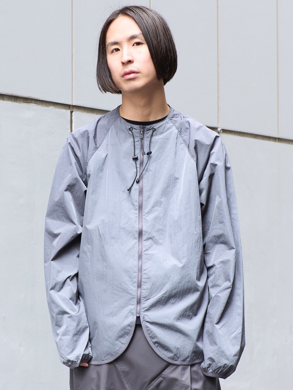 グレー系のブルゾンを着用したメンズの冬コーディネートの3枚目の写真