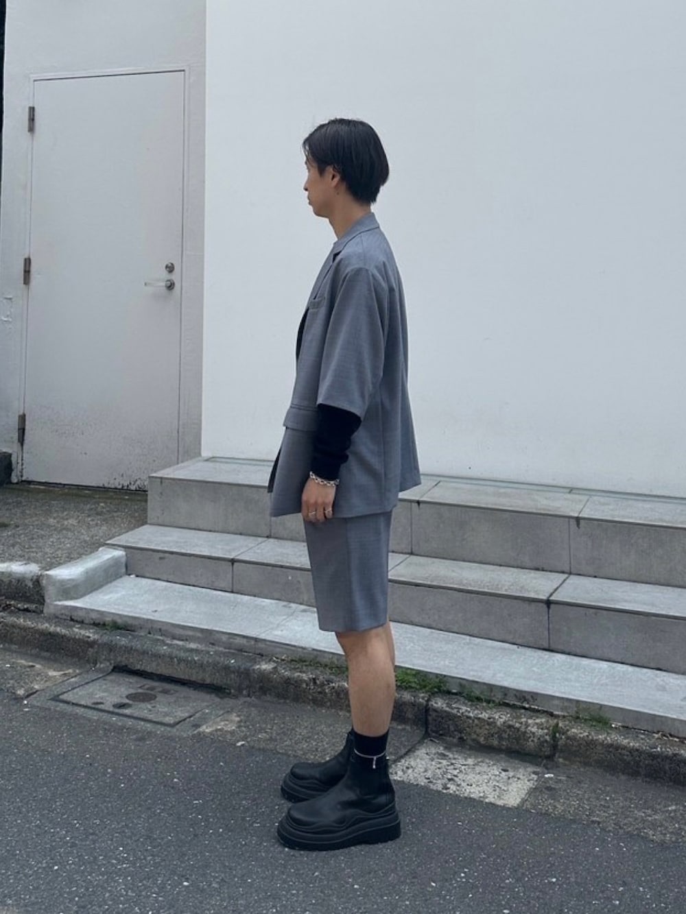 「メンズコーデ」｜「LiNoHのTW OVER TAILORED HALF JKT（テーラードジャケット、グレー系）」を使った、yoshidaさん（メンズ・169cm）の春コーディネートの2枚目の写真
