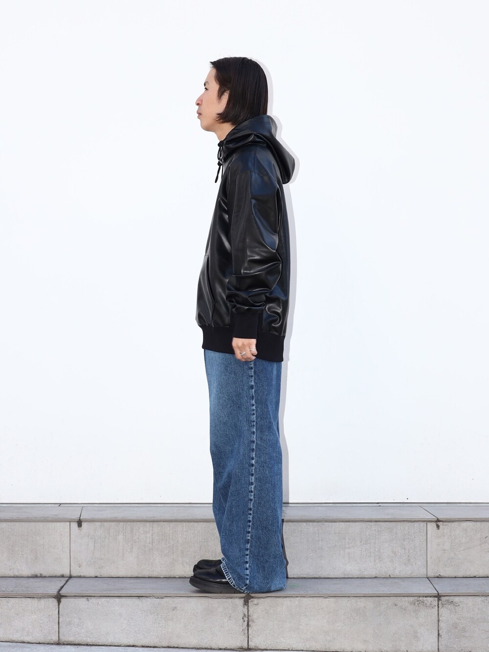 「シンプル、ブラック、ワイドデニム、カジュアルコーデ、24ssトレンド」｜「JOHN LAWRENCE SULLIVANのWASHED DENIM WIDE PANTS（デニムパンツ、ブルー系）」を使った、yoshidaさん（メンズ・169cm）の冬コーディネートの3枚目の写真
