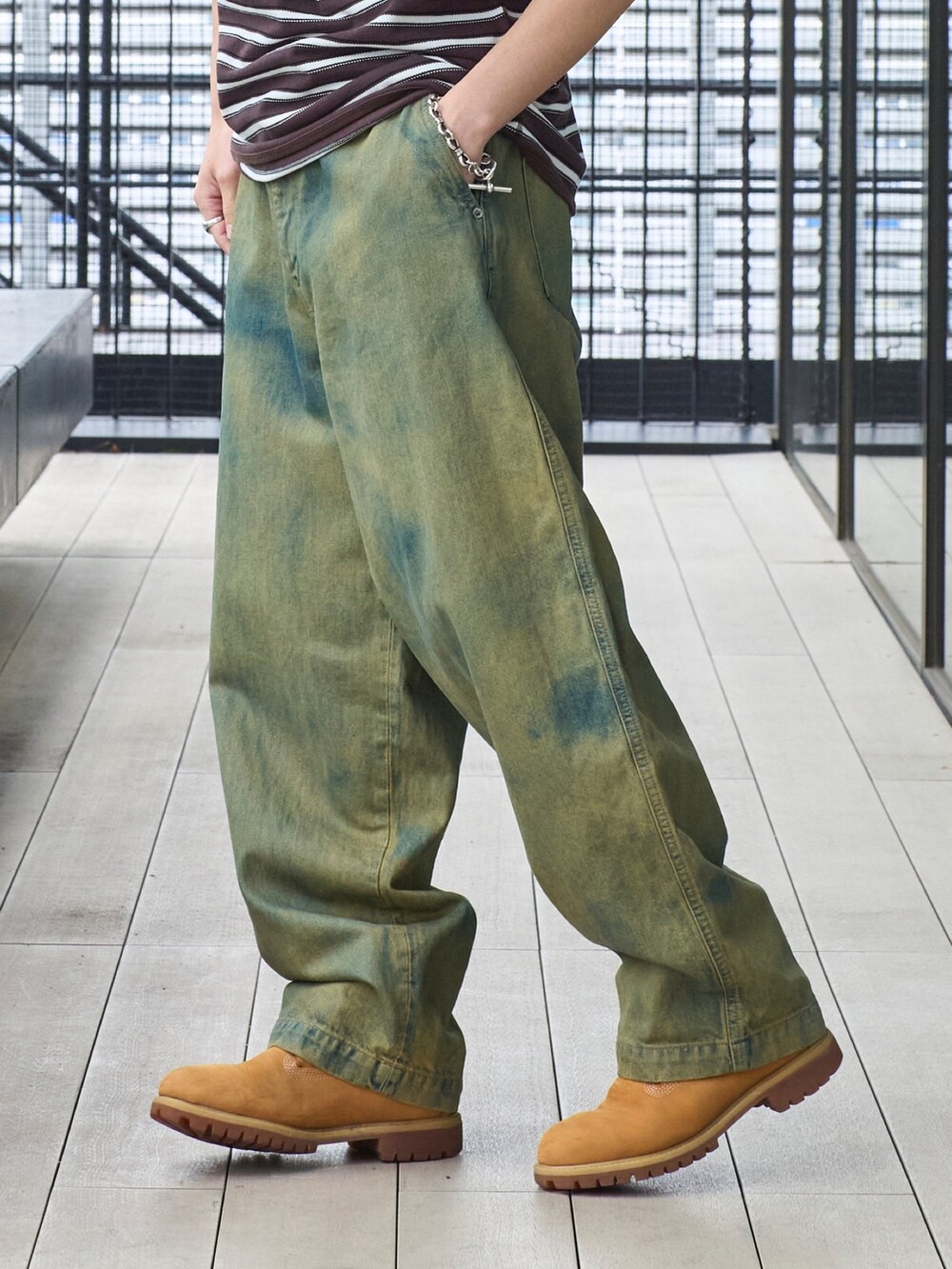 ブラウン系のTシャツ/カットソー、ブルー系のデニムパンツを着用したメンズの春コーディネートの5枚目の写真