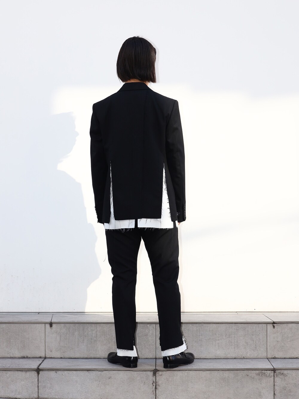 「レイヤードスタイル、スラックス、メンズファッション、ブラック、キレイめ、メンズコーデ」｜「sulvamの【sulvam/サルバム】Classic short jacket（テーラードジャケット、ブラック系）」を使った、yoshidaさん（メンズ・169cm）の冬コーディネートの4枚目の写真