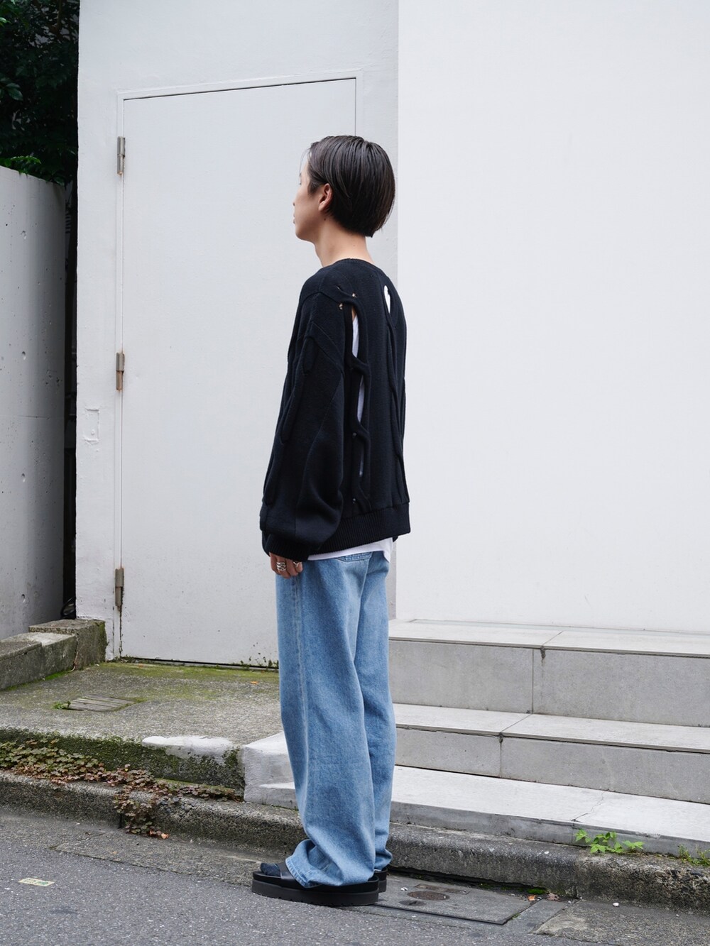 「このスタイルがお気に入り、デニム、シンプルコーデ、休日スタイル、ワイドパンツ」｜「MUKAIのCABLE KNIT（ニット/セーター、ブラック系）」を使った、yoshidaさん（メンズ・169cm）の夏コーディネートの2枚目の写真