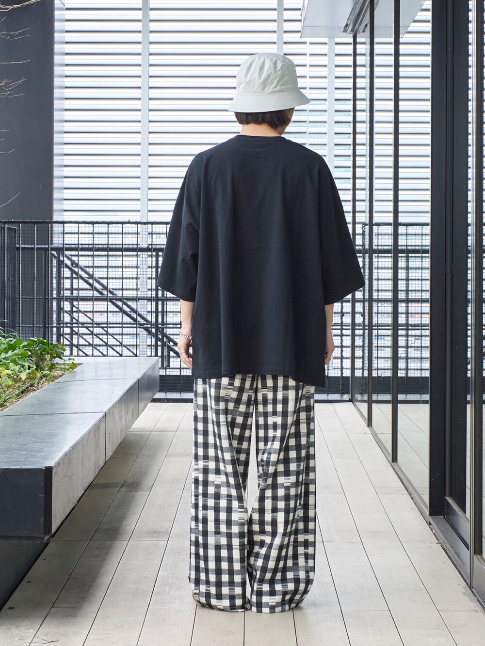 ブラック系のTシャツ/カットソー、その他のその他パンツ、ベージュ系のハットを着用したメンズの春コーディネートの3枚目の写真