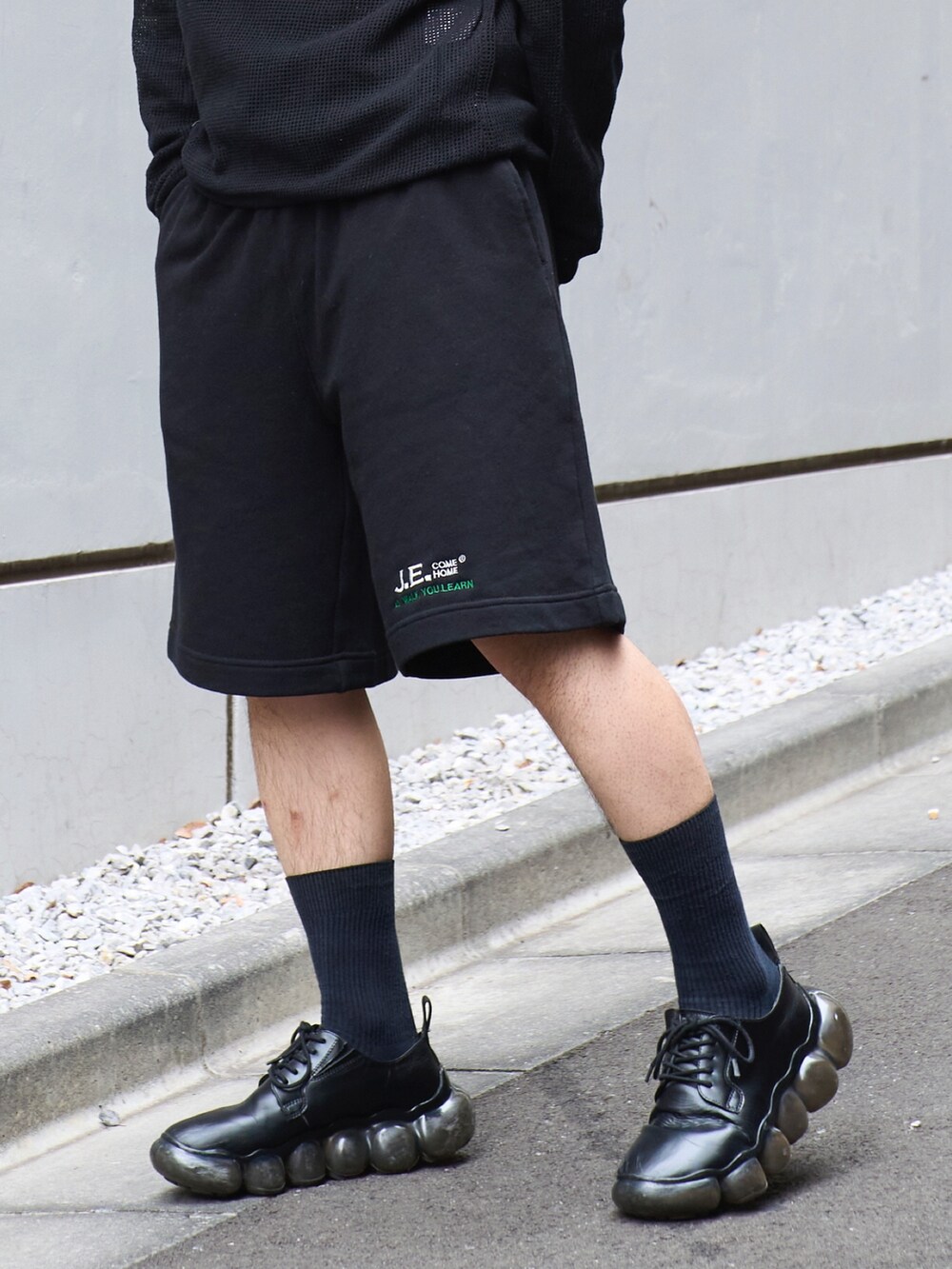 ブラック系のパーカー、ブラック系のスウェットパンツを着用したメンズの冬コーディネートの6枚目の写真