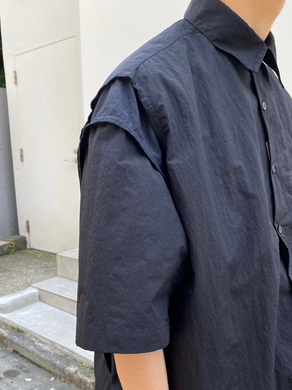 「ゆるコーデ、ストリート、シンプルスタイル」｜「N.HOOLYWOODのSTUDIOUS別注 WIDE TAPERED TROUSERS（カーゴパンツ、ブラック系）」を使った、yoshidaさん（メンズ・169cm）の春コーディネートの7枚目の写真
