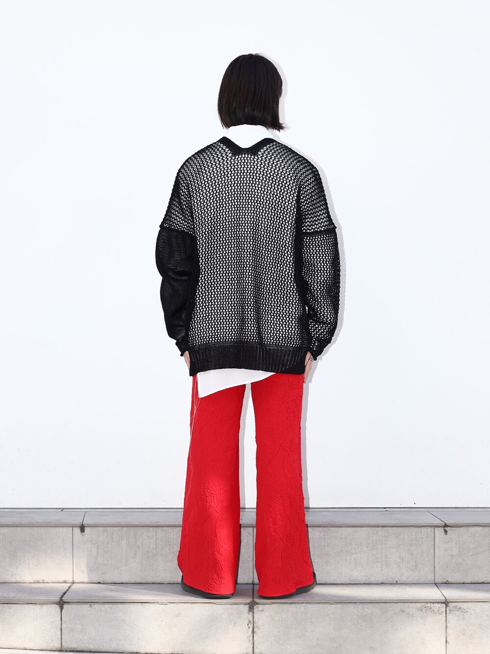 ブラック系のカーディガン/ボレロを着用したメンズの冬コーディネートの3枚目の写真