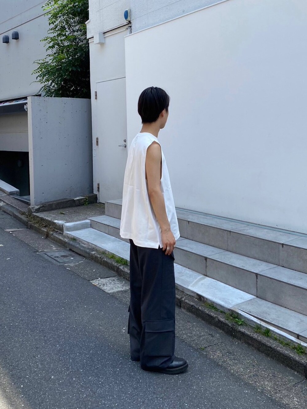 ホワイト系のTシャツ/カットソーを着用したメンズの春コーディネートの2枚目の写真