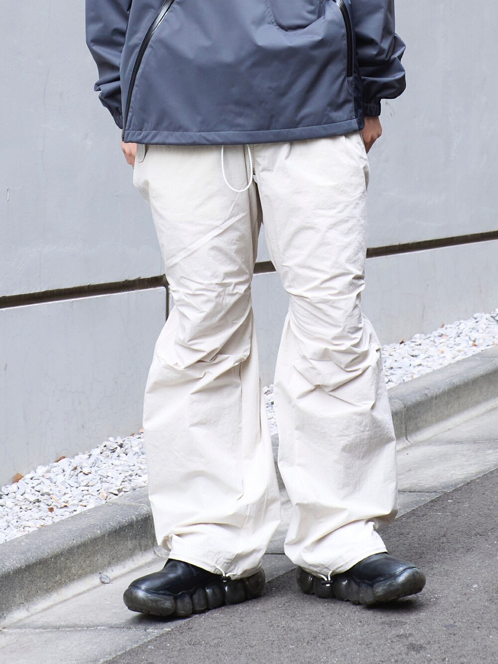 「メンズファッション、スニーカーコーデ、ストリートコーデ、厚底シューズ、24ssトレンド」｜「JiedaのSWITCHING JACKET（ナイロンジャケット、ブラック系）」を使った、yoshidaさん（メンズ・169cm）の冬コーディネートの5枚目の写真