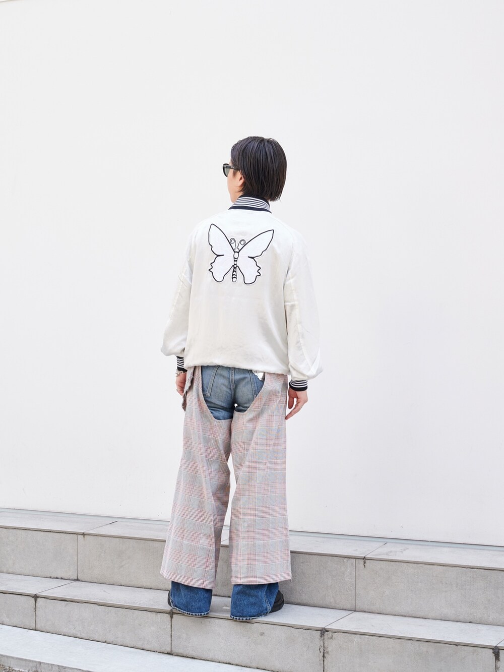 「今日のコーデ、サングラス、デニム、重ね着ベストシーズン」｜「MASUの【MASU/エムエーエスユー】GLEN PLAID WIDE CHAPS（スラックス、レッド系）」を使った、yoshidaさん（メンズ・169cm）の夏コーディネートの3枚目の写真